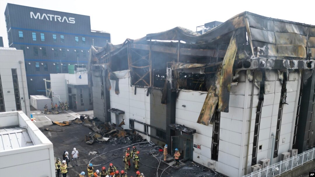 Los bomberos llevan un cuerpo en el lugar de un incendio en una fábrica de baterías de litio en Hwaseong, Corea del Sur, el lunes 24 de junio de 2024.