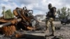 Украинский военнослужащий в Купянске. 4 октября 2022г. (AP Photo/Andrii Marienko).