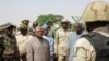 Le Premier ministre Diango Cissoko (3e à gauche) visite les soldats nigériens à Banamba, le 9 avril 2013.
