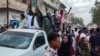 Des habitants de Port-Soudan célèbrent l'avancée, selon l’armée soudanaise, d’une force militaire et des groupes armés alliés sur Wad Madani, capitale de la province-clé d'Al-Jazira, tenue par les Forces de soutien rapide, le 11 janvier 2025.