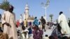 Des pèlerins mourites avec un chapelet à la main sur l'esplanade de grande mosquée à touba, le 28 octobre 2018, jour du grand Magal des Mourides, le plus grand pèlerinage annuel de la confrérie au Sénégal.
