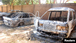 Epaves de véhicules calcinés suite à l'explosion d'une bombe à l'église ECWA dans la zone de la Nouvelle Jerusalem de Damaturu, Etat de Yobe, dans le Nord-est du Nigeria, le 8 novembre 2011.