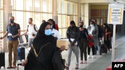 Abiria wakiwa wamevalia barakoa safari za kimataifa ziliporejea uwanja wa Jomo Kenyatta, Nairobi, August 1, 2020.