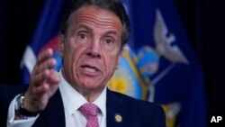El gobernador de Nueva York, Andrew Cuomo, habla durante una conferencia de prensa, en Nueva York.
