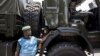 Un chauffeur militaire des Forces armées de la République démocratique du Congo (FARDC) devant des camions militaires alignés le long du boulevard principal le 29 octobre 2018 à Kinshasa.