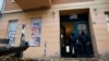 Polisi melakukan penggerebekan terhadap sebuah rumah yang terkait dengan Hamas di distrik Friedrichshain Berlin, 23 November 2023. (Foto: AFP)