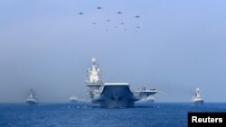 中国军队2018年4月在南中国海展示军力 