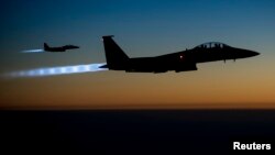 美国F15E打击鹰式战斗轰炸机在伊拉克北部上空飞行。（资料照片）