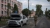 Український військовий біля мерії Суджі, Курська область, Росія, 16 серпня 2024. AP Photo