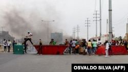 Pessoas montam barricadas durante a manifestação em Luanda, Angola. A polícia anti-motim disparou gás lacrimogéneo e agrediu dezenas de manifestantes que tomaram as ruas da capital angolana. 24 outubro 2020