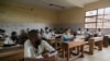 Les élèves portent des masques faciaux comme mesure préventive contre la propagation du COVID-19 à l'école Lycée Général Leclerc Yaoundé, Cameroun, le 1er juin 2020.