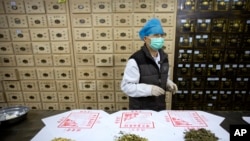 北京博愛堂中醫院出售的黃芪、 青蒿和艾草等中藥材。(2020年3月13日)
