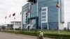 Un motocycliste passe le siège social Ecobank à Lomé, Togo, le 6 juin 2015. 