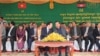 លោក​នាយករដ្ឋមន្ត្រី ហ៊ុន សែន ពិភាក្សា​ជាមួយ​លោក ជីញ ឌិញ ស៊ុង (Trinh Dinh Dung) ឧបនាយករដ្ឋមន្ត្រីវៀតណាម ក្នុង​អំឡុងពិធី​សម្ពោធផ្សារដោះដូរទំនិញកម្ពុជា-វៀតណាម នៅព្រំដែន ខេត្តត្បូងឃ្មុំ ​កាល​ពី​ថ្ងៃ​អង្គារ​ទី​២៤ ខែ​ធ្នូ ឆ្នាំ​២០១៩។ (Facebook/ទំព័រ​ហ្វេសប៊ុក​ Samdech Hun Sen)