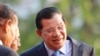 លោកនាយករដ្ឋមន្ត្រី ហ៊ុន សែន (ខាង​ស្តាំង) សំណេះ​សំណាលជាមួយ​នឹង​មេដឹកនាំ​កំពូល​នៃ​គណបក្សលោក មុន​ពេល​ចូលរួម​ពិធី​គម្របខួប៣៦ឆ្នាំ​នៃ​ការ​ដួលរលំនៃ​របបខ្មែរក្រហម​នៅ​ទីស្នាក់ការ​កណ្តាល​របស់​គណបក្ស​ប្រជាជនកម្ពុជាកាល​ពី​ថ្ងៃ​ពុធ ទី៧ ខែ​មករា ឆ្នាំ២០១៥។ (រូបថត៖ AP/ហេង ស៊ីនិត)