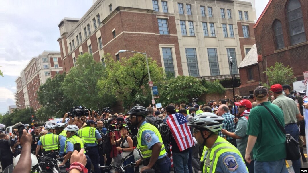 Marchas de ultraderechistas y antifascistas en Washington DC, en el aniversario del mitin de nacionalistas blancos en 2017 que terminó en violencia en Charlottesville, VA. (Alejandra Arredondo, VOA.)