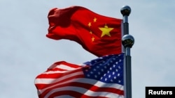 在上海外滩上飘扬的美国和中国国旗。