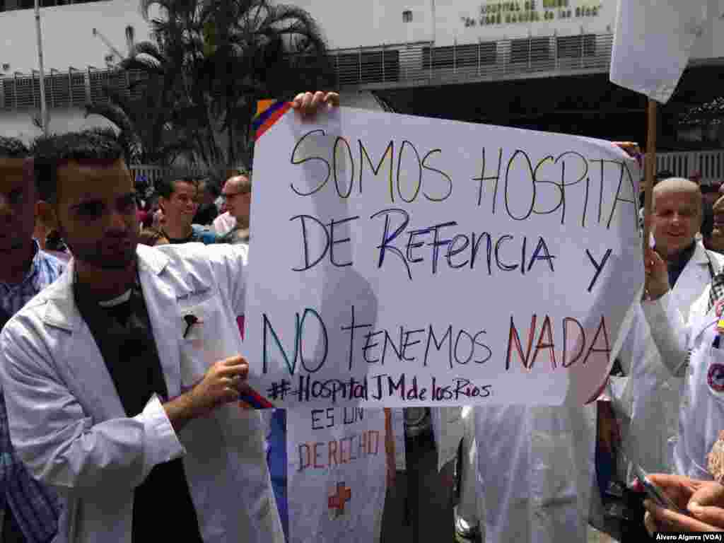 Médicos y personal del sector salud señalan &quot;no tener nada&quot; en los hospitales.
