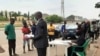 Un tribunal mobile mis en place pour faire respecter les mesures de sécurité, à Abuja le 5 août 2020. (VOA/Gilbert Tamba)