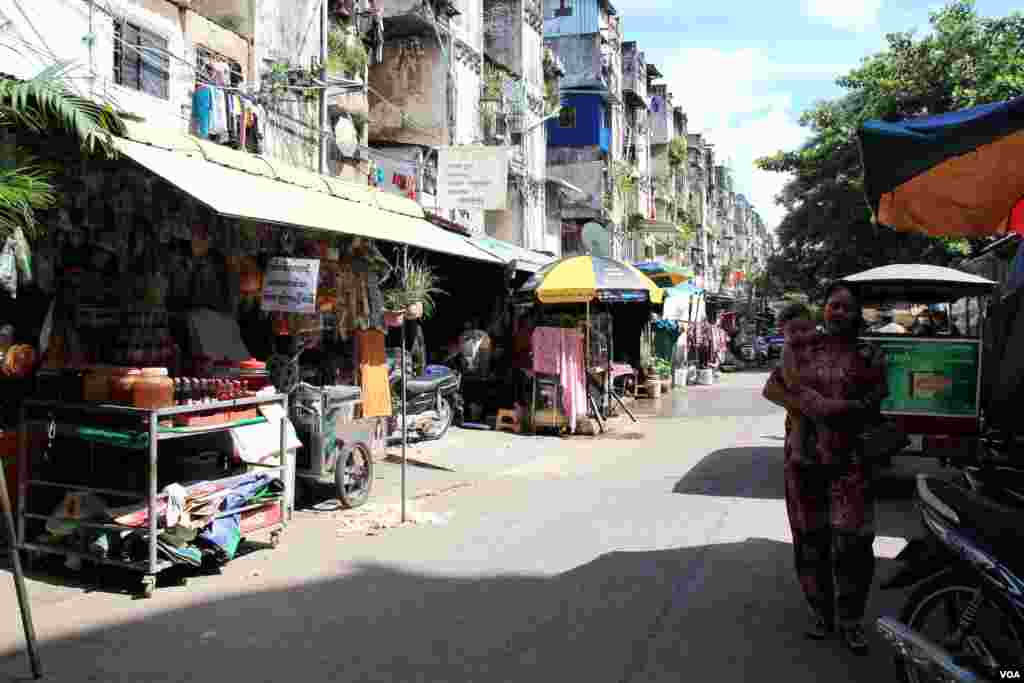 A general view of daily activities of residents at Phnom Penh's White Building on Friday, September 5, 2014. (Nov Povleakhena/VOA Khmer)