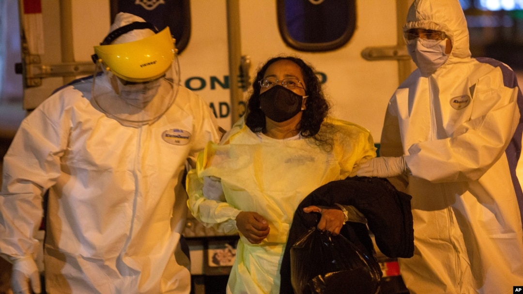 Una paciente con síntomas de COVID-19 es llevada al hospital del Seguro Social en Ciudad de Guatemala, Guatemala, el 8 de junio de 2020.