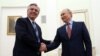 El presidente de Rusia, Vladimir Putin, le da la mano al presidente de Argentina, Alberto Fernández, 