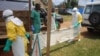 Des agents de la santé en tenue de protection transportent une civière destinée aux malades d’Ebola, Beni, Nord-Kivu, RDC, 5 septembre 2018. (Twitter/Minsitère de la Santé RDC)