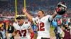 រូបឯកសារ៖ កីឡាករ​ Rob Gronkowski (ឆ្វេង) និង​កីឡាករ Tom Brady នៃ​ក្រុម Tampa Bay Buccaneers អបអរ​ក្រោយ​ការ​ប្រកួត​ NFL Super Bowl 55 ទល់​នឹង​ក្រុម Kansas City Chiefs នៅ​ទី​ក្រុង Tampa រដ្ឋ Florida កាល​ពី​ថ្ងៃ​ទី​៧ ខែ​កុម្ភៈ ឆ្នាំ​២០២១។