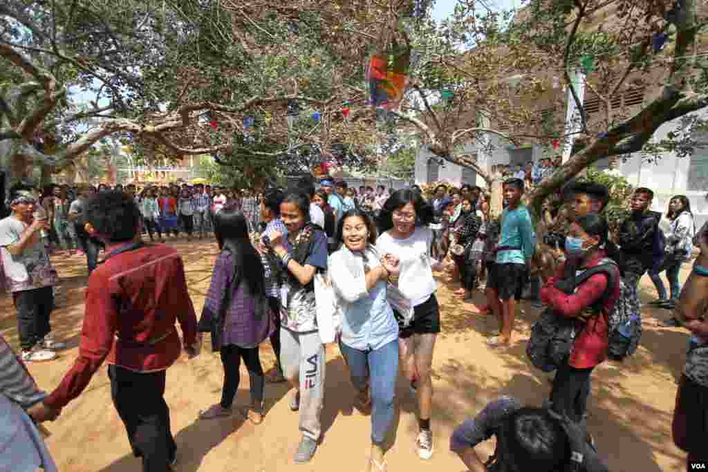យុវជនខ្មែរមួយក្រុមលេងល្បែង«ពង្រត់កូនក្រមុំគេ»ក្នុងពិធីមួយដើម្បីប្រារព្ធចូលឆ្នាំខ្មែរនៅវត្តជ្រោយអំពិលខ័ណ្ឌច្បារអំពៅរាជធានីភ្នំពេញកាលពីថ្ងៃសៅរ៍ទី០៩ខែមេសានេះ។ ប្រជាជនខ្មែរប្រារព្ធពិធីបុណ្យចូលឆ្នាំខ្មែរចាប់ពី ថ្ងៃទី ១៣ដល់ទី១៦ខែមេសាឆ្នាំ២០១៦នេះ នៃឆ្នាំវក សត្វស្វា។ (ឡេង ឡែន/VOA) 