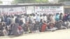 Sit-in des victimes des crimes du régime de l'ancien président tchadien Hissein Habré, le 25 mars 2019. (VOA/André Kodmadjingar)