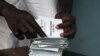 Un homme cherche sa carte d'électeur dans un bureau de vote lors de la présidentielle à Yaoundé, la capitale du Cameroun, le 9 octobre 2011. (Photo: REUTERS/Akintunde Akinleye )