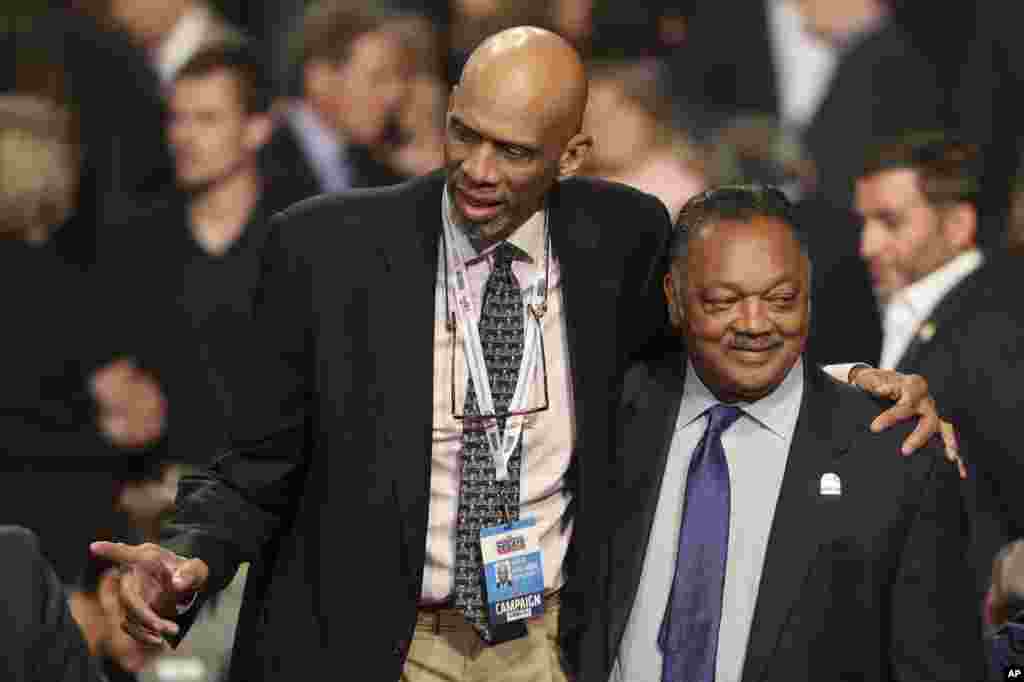 អតីត​កីឡាករ​បាល់បោះ NBA លោក Kareem Abdul-Jabbar ឈេ​ជាមួយ​នឹង​លោក Jesse Jackson, Jr. មុនការ​ជជែកដេញដោល​ដណ្តើម​តំណែង​ប្រធានាធិបតី​លើក​ទី​បី​នៅមហាវិទ្យាល័យ University of Nevada, Las Vegas (UNLV) ក្នុង​ក្រុង Las Vegas កាល​ពី​ថ្ងៃ​ទី១៩ ខែ​តុលា ឆ្នាំ​២០១៦។