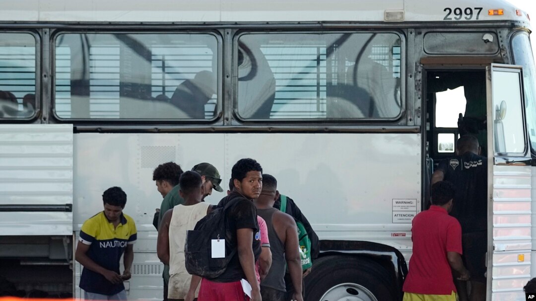 Foto de archivo: Migrantes que ingresaron a EEUU desde México suben a un autobús en un centro de procesamiento en Eagle Pass, Texas, el jueves 21 de septiembre de 2023. (Foto AP/Eric Gay)