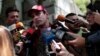 El líder opositor venezolanno, Henrique Capriles, (centro) habla con los periodistas después de emitir su voto durante las elecciones primarias de la oposición en Venezuela, el domingo, 10 de septiembre, de 2017.