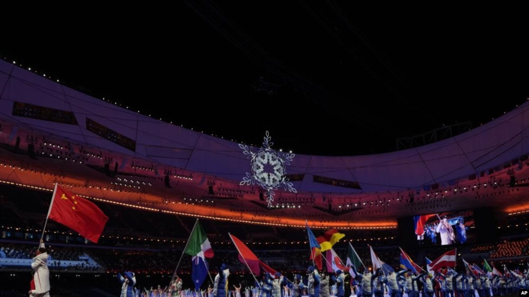 El desfile de banderas durante la ceremonia de clausura de los Juegos Olímpicos de Invierno de Beijing, el domingo 20 de febrero de 2022. (Foto AP/Natacha Pisarenko)