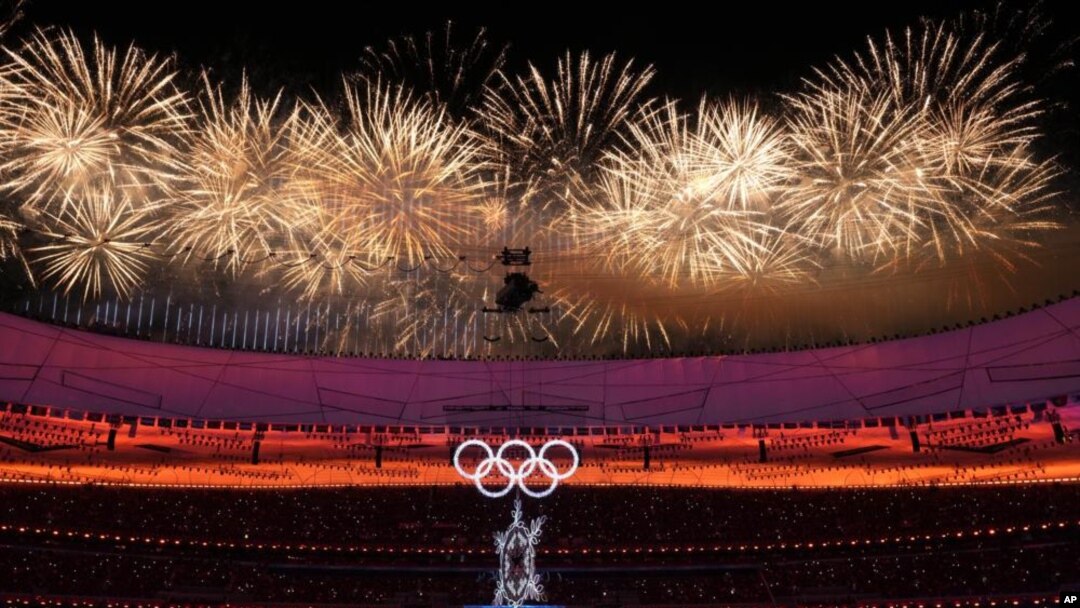 Fuegos artificiales durante la ceremonia de clausura de los Juegos Olímpicos de Invierno de Beijing, el domingo 20 de febrero de 2022. (Foto AP/Bernat Armangue)