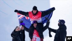 El medallista de oro de Nueva Zelanda Nico Porteous celebra tras la ceremonia de medallas en el ski halfpipe en los Juegos Olímpicos de Beijing el sábado 19 de febrero del 2022. 