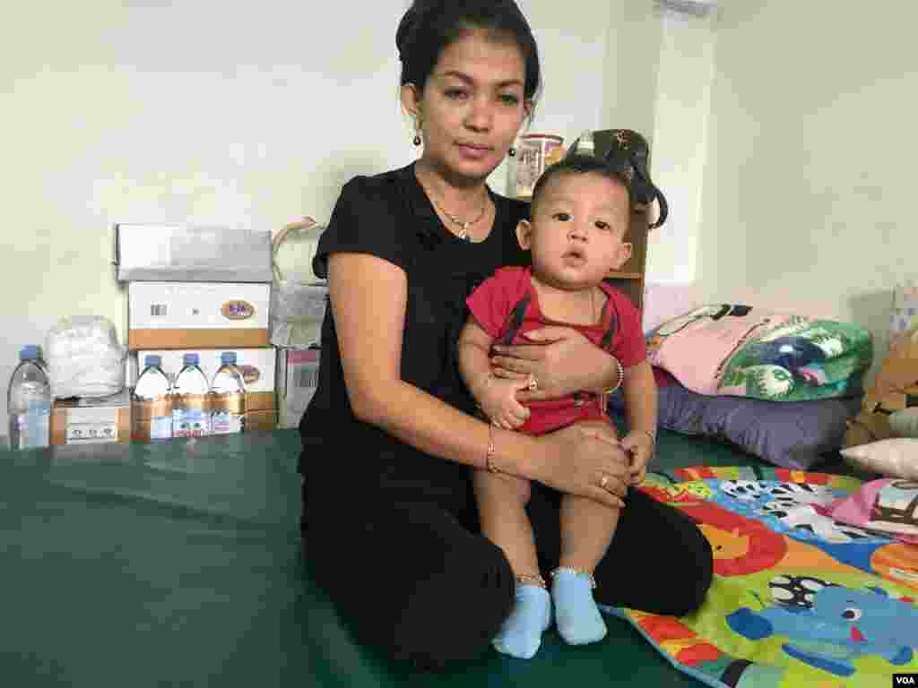 Bou Rachana holds her youngest son, Kem Virakbot, July 2, 2017. (Sok Khemara/VOA Khmer)