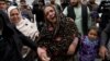 Une femme sikh afghane pleure ses proches près du site d'une attaque à Kaboul, en Afghanistan, le 25 mars 2020.