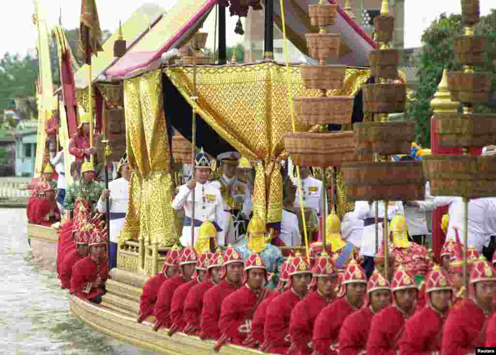 ព្រះមហាក្សត្រ​ថៃ​ព្រះបាទ Bhumidol Adulyadej គង់​នៅ​លើ​ព្រះរាជ​ជលទីនាំង​នៅ​ទន្លេ​​ចៅ​ប្រះយ៉ា​ ក្នុង​ក្រុង​បាងកក ប្រទេស​ថៃ កាល​ពី​ថ្ងៃ​ទី០៤ ខែ​វិច្ឆិកា ឆ្នាំ​១៩៩៩។&nbsp;