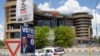 Des affiches électorales à Windhoek, en Namibie, le 24 novembre 2024 avant les élections prévues le 27 novembre 2024. AP / Esther Mbathera