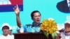 លោក​នាយករដ្ឋមន្ត្រី​ ហ៊ុន សែន ប្រធាន​គណបក្ស​ប្រជាជន​កម្ពុជា​ នៅក្នុង​ការដង្ហែក្បួន​ឃោសនា​ថ្ងៃ​​ចុងក្រោយ​​ ក្នុង​រាជធានី​ភ្នំពេញ​ ថ្ងៃទី២ ​ខែ​មិថុនា​ ឆ្នាំ​២០១៧។ (ហ៊ាន សុជាតា/ VOA)