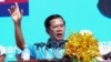 លោក​នាយករដ្ឋមន្ត្រី​ ហ៊ុន សែន ប្រធាន​គណបក្ស​ប្រជាជន​កម្ពុជា​ នៅក្នុង​ការដង្ហែក្បួន​ឃោសនា​ថ្ងៃ​​ចុងក្រោយ​​ ក្នុង​រាជធានី​ភ្នំពេញ​ ថ្ងៃទី២ ​ខែ​មិថុនា​ ឆ្នាំ​២០១៧។ (ហ៊ាន សុជាតា/ VOA)