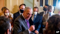 Kiongozi wa walio wengi kwenye baraza la Seneti ya Marekani, Chuck Schumer, akizungumza na waandishi wa habari.
