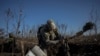 Tentara Ukraina pencari ranjau tampak menggali roket di tengah serangan Rusia di Kherson, Ukraina, pada 9 November 2023. (Foto: Reuters/Viacheslav Ratynskyi)