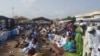 Des sénégalais célébrent la Tabaski ce vendredi 1er septembre 2017 à Dakar. (VOA/Seydina Aba Gueye)