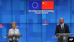 歐洲理事會主席夏爾·米歇爾(右)和歐盟委員會主席烏爾蘇拉·馮德萊恩在布魯塞爾與中國方面舉行歐中視頻峰會後舉行記者會。(2020年9月14日)