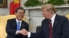 美国总统特朗普2019年4月11日在白宫椭圆形办公室会晤到访的韩国总统文在寅。
