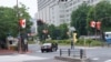  日本東京霞關的馬路兩旁2018年5月8日插上中日國旗迎接中國總理李克強到訪。（美國之音記者歌籃拍攝） 