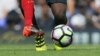 Adam Lallana de Liverpool, à gauche, et Victor Wanyama de Tottenham se disputent le ballon lors d’un match de football anglais de Premier League entre Tottenham Hotspur et Liverpool à White Hart Lane à Londres, 27 août 2016. 